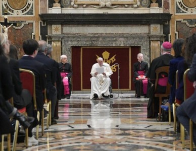 Papa aos universitários, reunir dois universos: do mundo e do homem